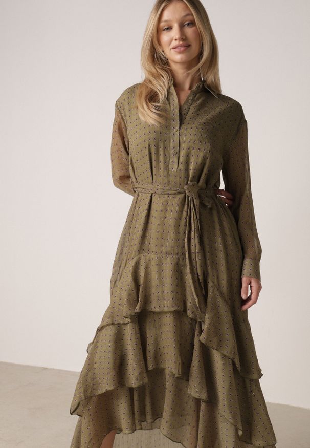 Born2be - Zielona Koszulowa Sukienka z Dłuższym Tyłem i Falbanami Savandra. Okazja: na co dzień. Kolor: zielony. Materiał: poliester. Typ sukienki: koszulowe. Styl: casual