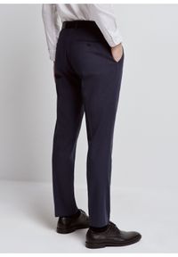 Ochnik - Granatowe spodnie garniturowe męskie. Kolor: niebieski. Materiał: bawełna #5