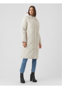 Vero Moda Płaszcz zimowy Adelaloa 10267606 Écru Regular Fit. Materiał: syntetyk. Sezon: zima
