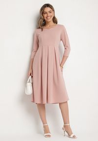 Born2be - Jasnoróżowa Rozkloszowana Sukienka z Rękawem 3/4 Nomiel. Typ kołnierza: dekolt w kształcie V. Kolor: różowy. Typ sukienki: rozkloszowane. Styl: klasyczny, elegancki #2