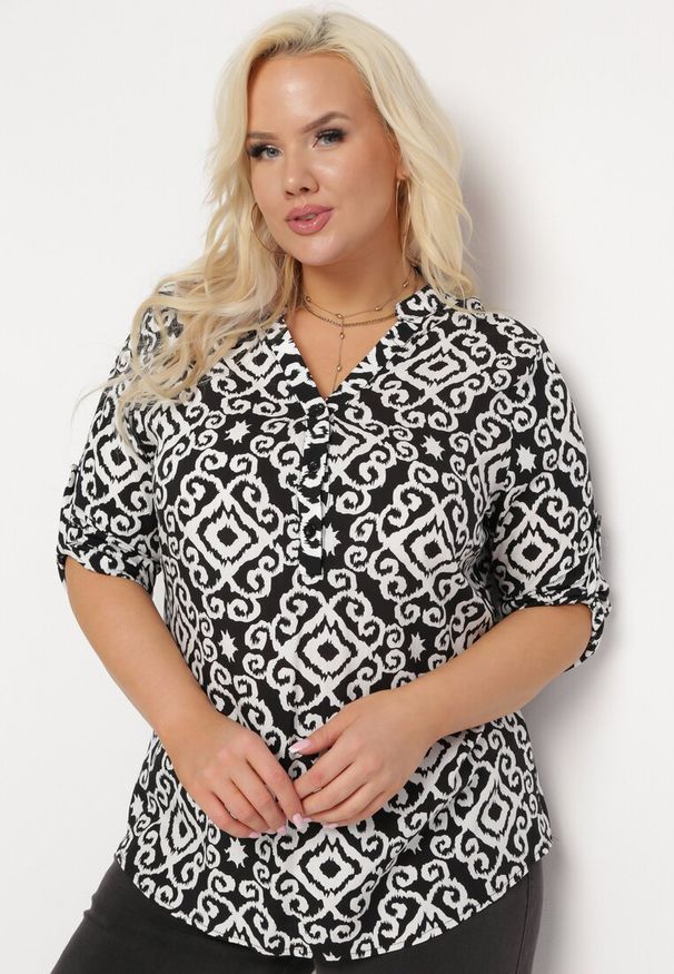 Born2be - Czarno-Biała Wiskozowa Bluzka Zapinana na Guziki w Geometryczny Print Perita. Kolor: czarny. Materiał: wiskoza. Wzór: geometria, nadruk. Sezon: lato