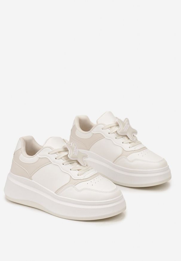 Born2be - Biało-Beżowe Sneakersy na Platformie z Odpinaną Gwiazdką na Sznurówkach Olrua. Kolor: biały. Wzór: aplikacja. Obcas: na platformie
