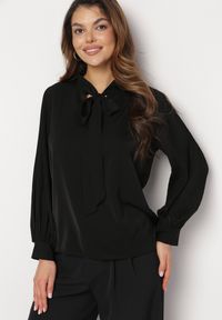 Born2be - Czarna Bluzka z Trójkątnym Dekoltem i Wiązaniem wokół Szyi Flovena. Okazja: na co dzień. Kolor: czarny. Styl: elegancki, casual #4