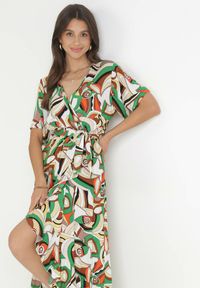 Born2be - Zielona Kopertowa Sukienka z Gumką w Pasie i Materiałowym Paskiem z Wiskozy Dionienne. Typ kołnierza: dekolt kopertowy. Kolor: zielony. Materiał: wiskoza, materiał. Długość rękawa: krótki rękaw. Sezon: wiosna, lato. Typ sukienki: kopertowe #2