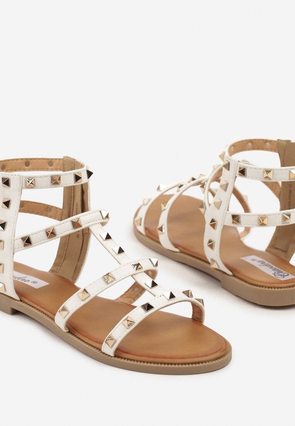 Born2be - Białe Sandały Gladiatorki Zdobione Ćwiekami Tesiela. Okazja: na co dzień. Kolor: biały. Materiał: len. Wzór: aplikacja. Styl: klasyczny, casual