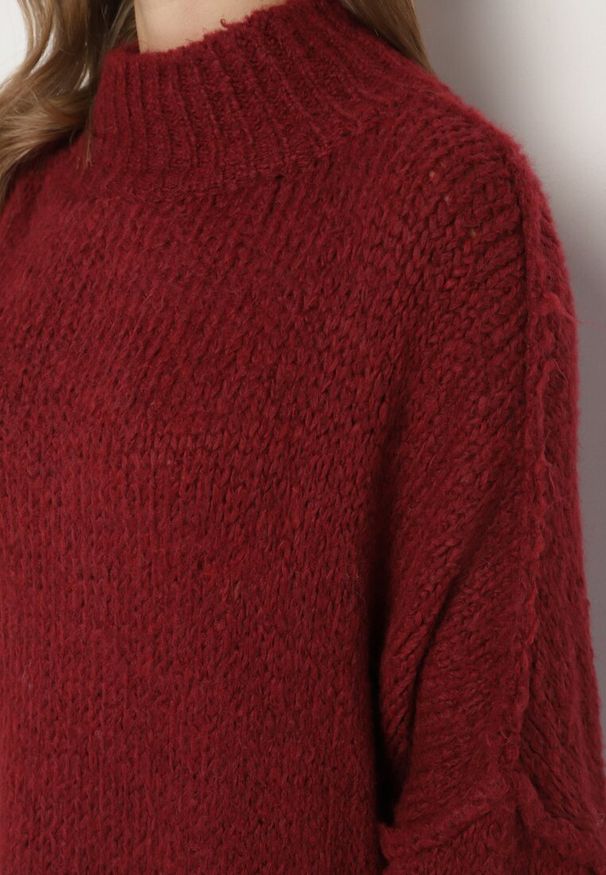 Born2be - Bordowy Golf z Wełną o Kroju Oversize z Obniżoną Linią Ramion Lilenae. Okazja: na co dzień. Typ kołnierza: golf. Kolor: czerwony. Materiał: wełna. Długość rękawa: długi rękaw. Długość: długie. Sezon: zima, jesień. Styl: casual, elegancki