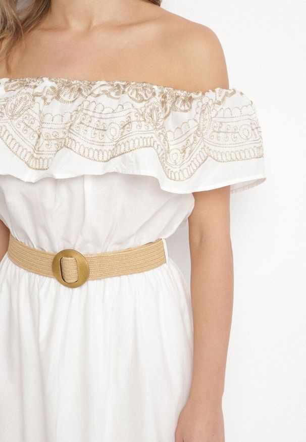 Born2be - Biała Sukienka Hiszpanka w Stylu Boho z Haftem i Paskiem z Klamrą Mellirna. Okazja: na co dzień. Typ kołnierza: dekolt hiszpanka. Kolor: biały. Materiał: poliester, materiał. Wzór: haft. Styl: boho
