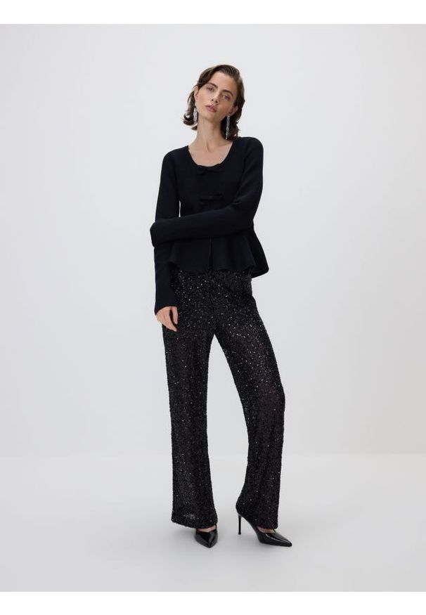 Reserved - Sweter z kokardkami - czarny. Typ kołnierza: kokarda. Kolor: czarny. Materiał: wiskoza, dzianina