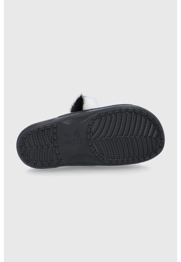 Crocs - Klapki X Cruella. Kolor: czarny. Materiał: materiał, guma. Obcas: na obcasie. Wysokość obcasa: niski