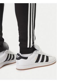 Adidas - adidas Spodnie dresowe 3-Stripes KE3562 Czarny Slim Fit. Kolor: czarny. Materiał: syntetyk, bawełna #3