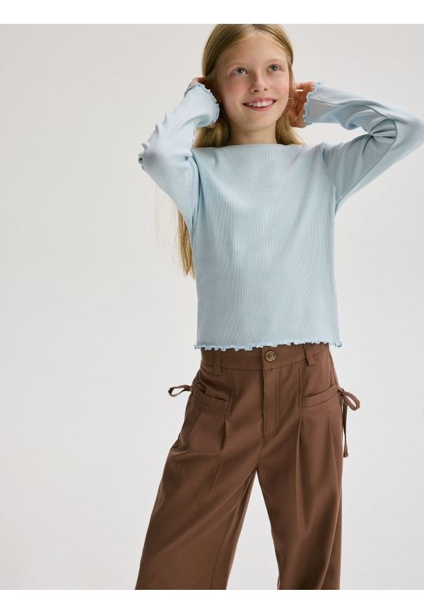 Reserved - Prążkowana koszulka - jasnoniebieski. Kolor: niebieski. Materiał: prążkowany