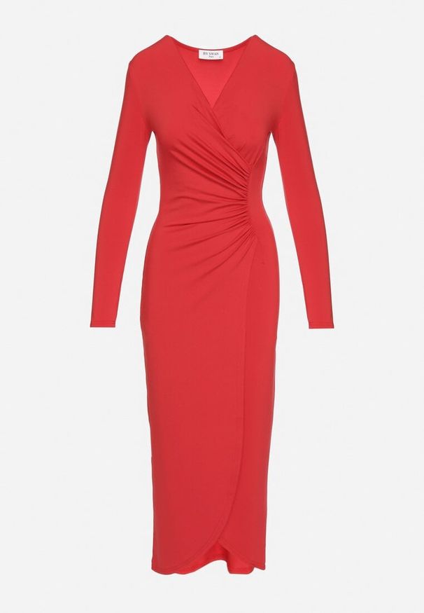 Born2be - Czerwona Taliowana Sukienka z Wiskozą i Kopertowym Dekoltem Tatollis. Okazja: na co dzień. Typ kołnierza: dekolt kopertowy. Kolor: czerwony. Materiał: wiskoza. Typ sukienki: kopertowe. Styl: casual, elegancki