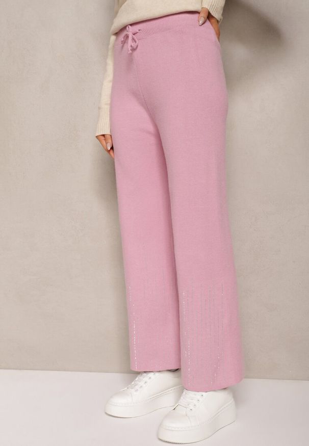 Renee - Różowe Spodnie o Szerokim Kroju High Waist z Cyrkoniami i Gumką w Pasie Loreitha. Okazja: na co dzień. Stan: podwyższony. Kolor: różowy. Materiał: satyna, zamsz. Wzór: aplikacja. Styl: casual