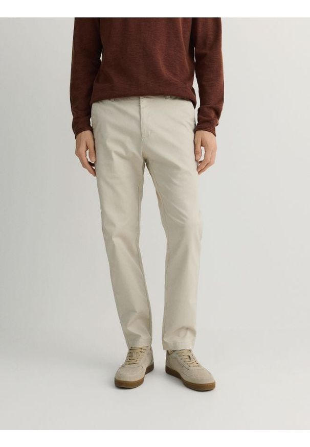 Reserved - Spodnie chino slim fit - złamana biel. Materiał: tkanina, bawełna