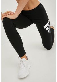 Adidas - adidas legginsy damskie kolor czarny z nadrukiem. Kolor: czarny. Materiał: materiał. Wzór: nadruk