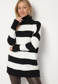 Born2be - Czarno-Biały Golf w Paski o Dłuższym Kroju Ralinia. Okazja: na co dzień. Typ kołnierza: golf. Kolor: czarny. Materiał: jeans. Długość: długie. Wzór: paski. Styl: casual, elegancki, sportowy #1