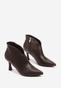 Renee - Brązowe Eleganckie Botki na Klepsydrze ze Szpiczastym Noskiem Sulibbia. Nosek buta: szpiczasty. Kolor: brązowy. Materiał: satyna, jeans. Obcas: na obcasie. Styl: elegancki. Wysokość obcasa: średni #6
