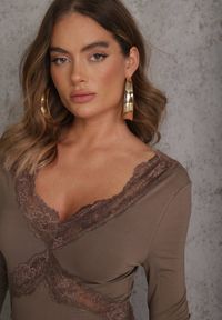 Renee - Brązowa Wiskozowa Sukienka Wieczorowa z Falbanami Koronką i Wiązanym Trenem Lenivna. Okazja: na ślub cywilny, na wesele. Kolor: brązowy. Materiał: wiskoza, koronka. Wzór: koronka. Styl: wizytowy #5