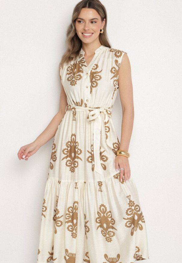 Born2be - Jasnobeżowa Rozkloszowana Sukienka z Wiskozy z Wiązanym Paskiem w Etniczny Wzór Mirinora. Okazja: na co dzień. Typ kołnierza: dekolt w kształcie V. Kolor: beżowy. Materiał: wiskoza. Styl: casual, elegancki, boho, klasyczny