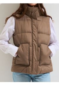 Sinsay - Pikowana kamizelka ze stójką - fioletowy. Typ kołnierza: kołnierzyk stójkowy. Kolor: fioletowy #1