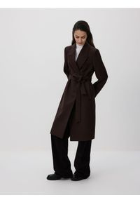 Reserved - Płaszcz z wiązanym paskiem - ciemnobrązowy. Kolor: brązowy. Materiał: tkanina, wełna #1
