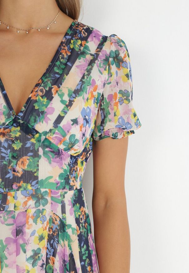 Born2be - Beżowo-Zielona Sukienka Maxi z Asymetrycznym Dołem w Kwiaty Angla. Okazja: na co dzień. Typ kołnierza: dekolt w kształcie V. Kolor: beżowy. Długość rękawa: krótki rękaw. Wzór: kwiaty. Typ sukienki: asymetryczne. Styl: casual. Długość: maxi