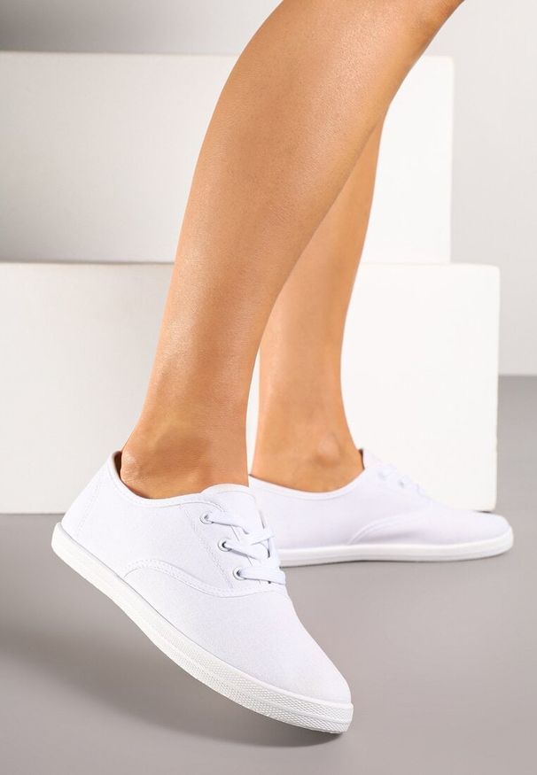 Born2be - Białe Tenisówki z Krótkim Sznurowaniem Madilinne. Okazja: na spacer, na co dzień. Zapięcie: sznurówki. Kolor: biały. Materiał: jeans. Styl: casual, sportowy