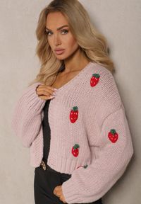 Renee - Różowy Krótki Kardigan Bez Zapięć Zdobiony Aplikacjami z Truskawkami Invalina. Kolor: różowy. Długość rękawa: długi rękaw. Długość: krótkie. Wzór: aplikacja. Styl: klasyczny