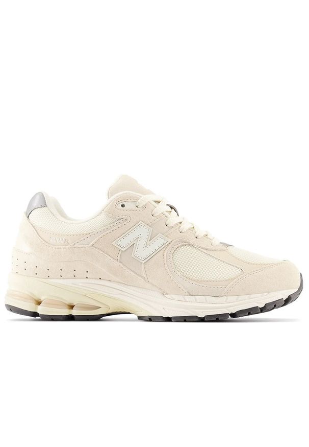 Buty New Balance M2002RCC - beżowe. Okazja: na co dzień. Kolor: beżowy. Materiał: guma, zamsz, materiał, skóra. Szerokość cholewki: normalna. Sport: bieganie