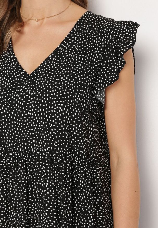 Born2be - Czarna Bawełniana Sukienka o Rozkloszowanym Kroju w Kropki Giavina. Okazja: na co dzień. Kolor: czarny. Materiał: bawełna. Wzór: kropki. Typ sukienki: rozkloszowane, sportowe. Styl: casual, sportowy