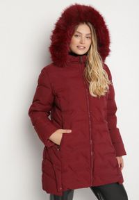 Born2be - Bordowa Pikowana Kurtka z Kapturem z Futerkiem Espenna. Okazja: na co dzień. Typ kołnierza: kaptur. Kolekcja: plus size. Kolor: czerwony. Materiał: futro. Sezon: zima. Styl: casual, elegancki