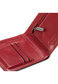 Wittchen - Damski portfel skórzany z metalowym logo mały. Kolor: czerwony. Materiał: skóra. Wzór: napisy #2