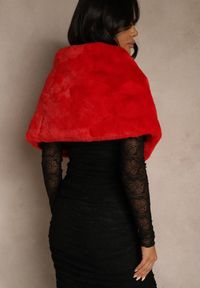 Renee - Czerwone Ponczo z Ozdobnym Futerkiem Cralinne. Kolor: czerwony. Materiał: futro #5