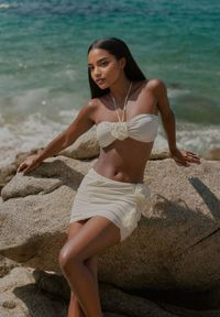 Renee - Jasnobeżowe Bikini ze Spódniczką Ozdobione Kwiatową Aplikacją 3D Coren. Kolor: beżowy. Wzór: aplikacja, kwiaty #5