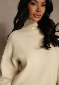 Renee - Jasnobeżowy Golf Ozdobiony Ściągaczami Wedena. Okazja: na co dzień. Typ kołnierza: golf. Kolor: beżowy. Materiał: skóra, jeans. Wzór: aplikacja. Styl: casual #3