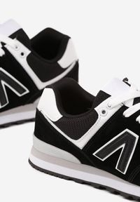 Renee - Czarno-Białe Sneakersy Ozdobione Geometrycznym Motywem Rilenessa. Okazja: na co dzień. Kolor: czarny. Materiał: jeans. Wzór: aplikacja, geometria