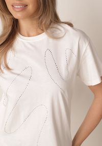 Born2be - Biały Bawełniany T-shirt Ozdobiony Cyrkoniami Monomene. Okazja: na co dzień. Kolor: biały. Materiał: bawełna. Wzór: aplikacja. Styl: elegancki, casual #4