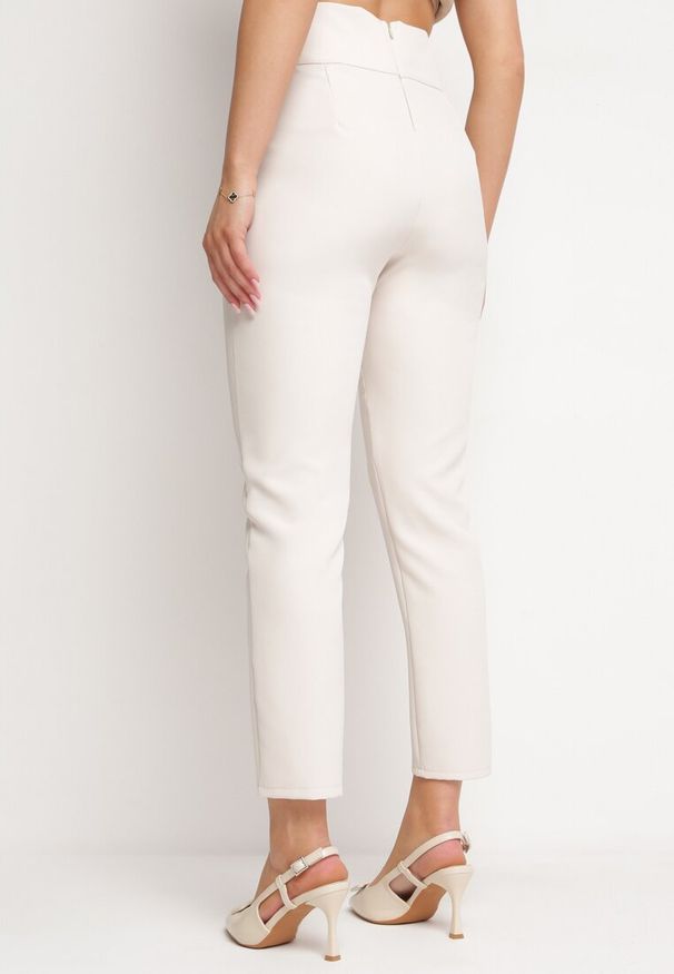 Born2be - Jasnobeżowe Spodnie Regular Boura. Okazja: na spotkanie biznesowe, do pracy. Kolor: beżowy. Styl: klasyczny, biznesowy