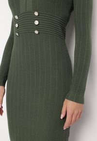 Born2be - Ciemnozielona Sweterkowa Sukienka Midi z Guzikami Zeilie. Kolor: zielony. Materiał: dzianina. Długość: midi #3