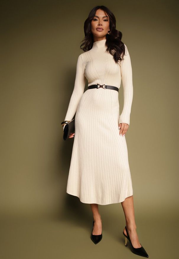Renee - Beżowa Dzianinowa Sukienka z Eleganckim Paskiem i Dodatkiem Wełny Nirillia. Okazja: na co dzień. Kolor: beżowy. Materiał: dzianina, wełna. Długość rękawa: długi rękaw. Wzór: aplikacja. Typ sukienki: proste, dopasowane. Styl: elegancki