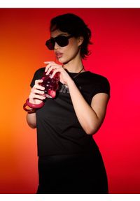 Sinsay - Bawełniana koszulka z błyszczącym napisem "Iconic" - czarny. Kolor: czarny. Materiał: bawełna. Wzór: napisy #1