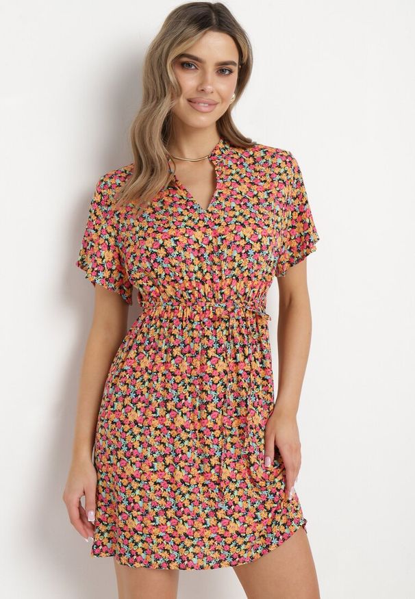 Born2be - Pomarańczowa Sukienka Rozkloszowana ze Sznurkiem w Talii w Drobny Print Ikattia. Okazja: na imprezę, na co dzień. Typ kołnierza: dekolt w kształcie V. Kolor: pomarańczowy. Materiał: tkanina, materiał. Długość rękawa: krótki rękaw. Wzór: nadruk. Sezon: lato. Styl: elegancki, casual, klasyczny