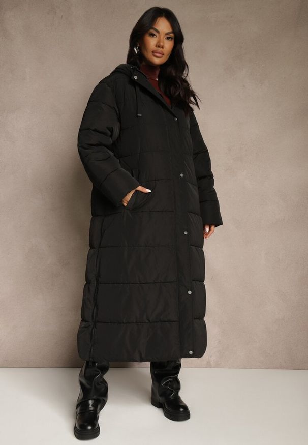 Renee - Czarna Długa Kurtka Zimowa z Pikowanymi Przeszyciami Kapturem i Suwakami Mevanesa. Okazja: na co dzień. Kolekcja: plus size. Kolor: czarny. Materiał: zamsz, jeans. Długość: długie. Sezon: zima. Styl: casual, elegancki