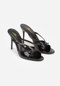 Born2be - Czarne Lakierowane Klapki na Szpilce Zdobione Paskami i Klamerką Hemdithas. Okazja: na co dzień. Kolor: czarny. Materiał: lakier. Wzór: aplikacja. Obcas: na szpilce. Styl: wizytowy, casual #4