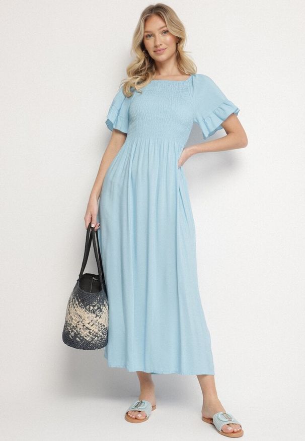 Born2be - Jasnoniebieska Bawełniana Sukienka o Kroju Hiszpanki z Elastyczną Górą Niloviria. Okazja: na co dzień. Typ kołnierza: dekolt hiszpanka. Kolor: niebieski. Materiał: bawełna. Długość rękawa: krótki rękaw. Styl: casual, klasyczny