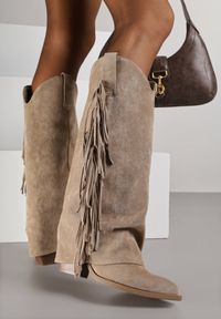 Born2be - Ciemnobeżowe Kozaki Kowbojki na Obcasie z Wywiniętą Cholewką z Frędzlami Monasatia. Okazja: do pracy. Kolor: beżowy. Materiał: dzianina, jeans. Szerokość cholewki: normalna. Wzór: aplikacja. Obcas: na obcasie. Styl: klasyczny, elegancki. Wysokość obcasa: średni #6