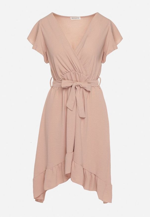 Born2be - Ciemnoróżowa Kopertowa Sukienka z Asymetrycznym Dołem Ozdobiona Falbanką z Paskiem w Talii Snidia. Okazja: na co dzień, na spacer. Kolor: różowy. Wzór: aplikacja. Sezon: lato. Typ sukienki: asymetryczne, kopertowe. Styl: casual, elegancki, klasyczny