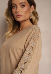 Renee - Ciemnobeżowy Sweter z Wiskozą z Cyrkoniami i Koronką na Rękawach Enarimia. Okazja: na co dzień. Kolor: beżowy. Materiał: koronka, wiskoza. Wzór: koronka. Sezon: wiosna. Styl: casual, elegancki