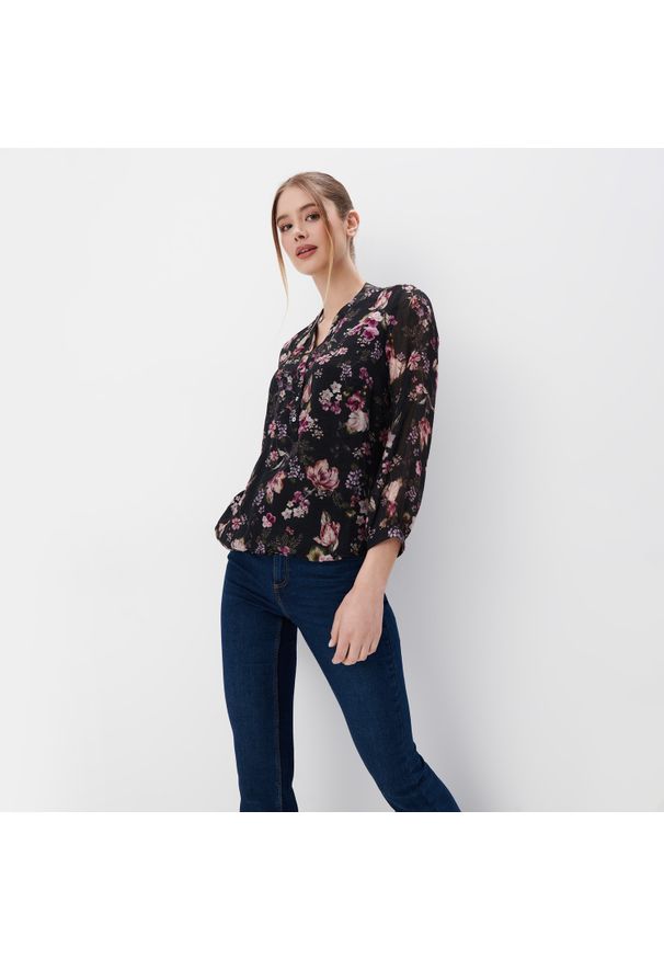 Mohito - Bluzka w kwiaty - Czarny. Kolor: czarny. Wzór: kwiaty