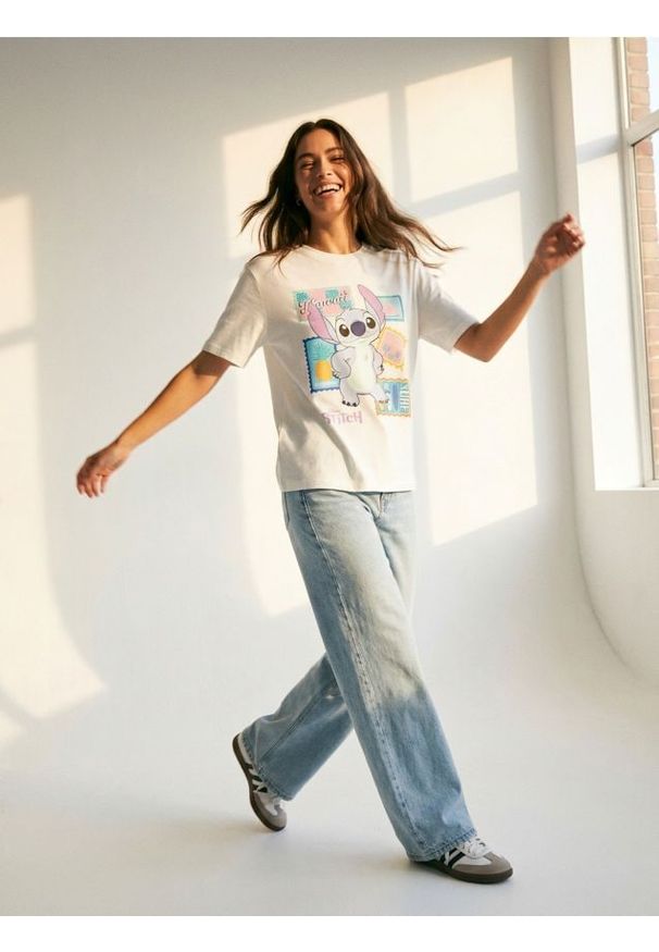 Sinsay - Bawełniana koszulka z nadrukiem Stitch - kremowy. Kolor: kremowy. Materiał: bawełna. Wzór: nadruk